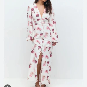 Vit blommig långklänning - Fin klänning från Gina tricot helt oanvänd. Köpte i fel storlek. Storlek 34