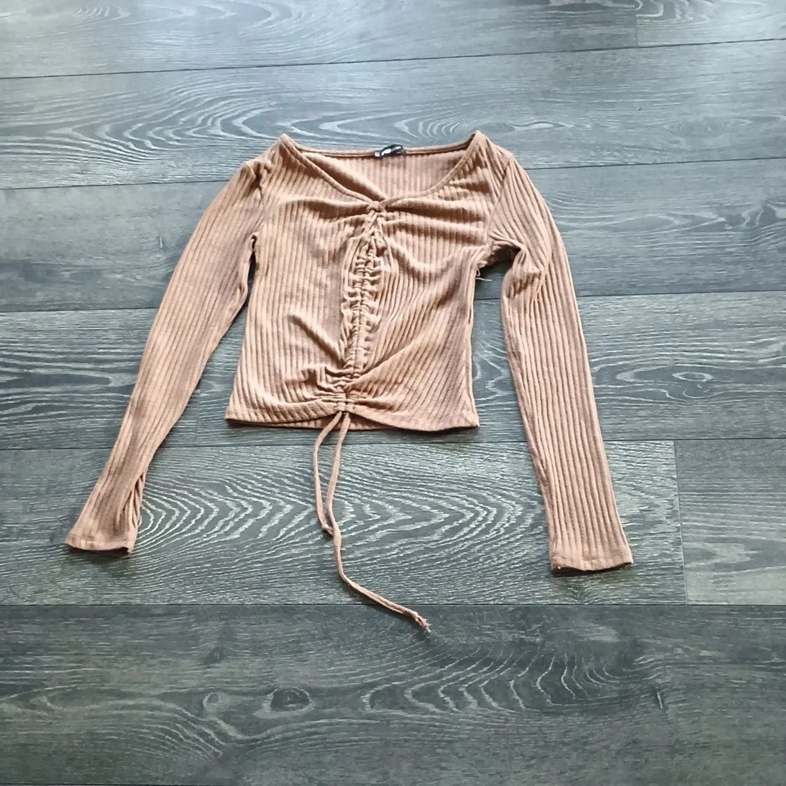 Brun ribbad topp med snörning - 1