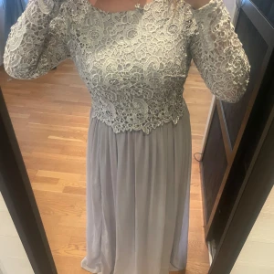 Ljus blå balklänning med spetsdetaljer - Hej! Säljer nu min ljusblå balklänning🥰 Den är i storlek m. Jag är 160 o de är lång på mig💕 skriv privat för frågor eller mer bilder🩷