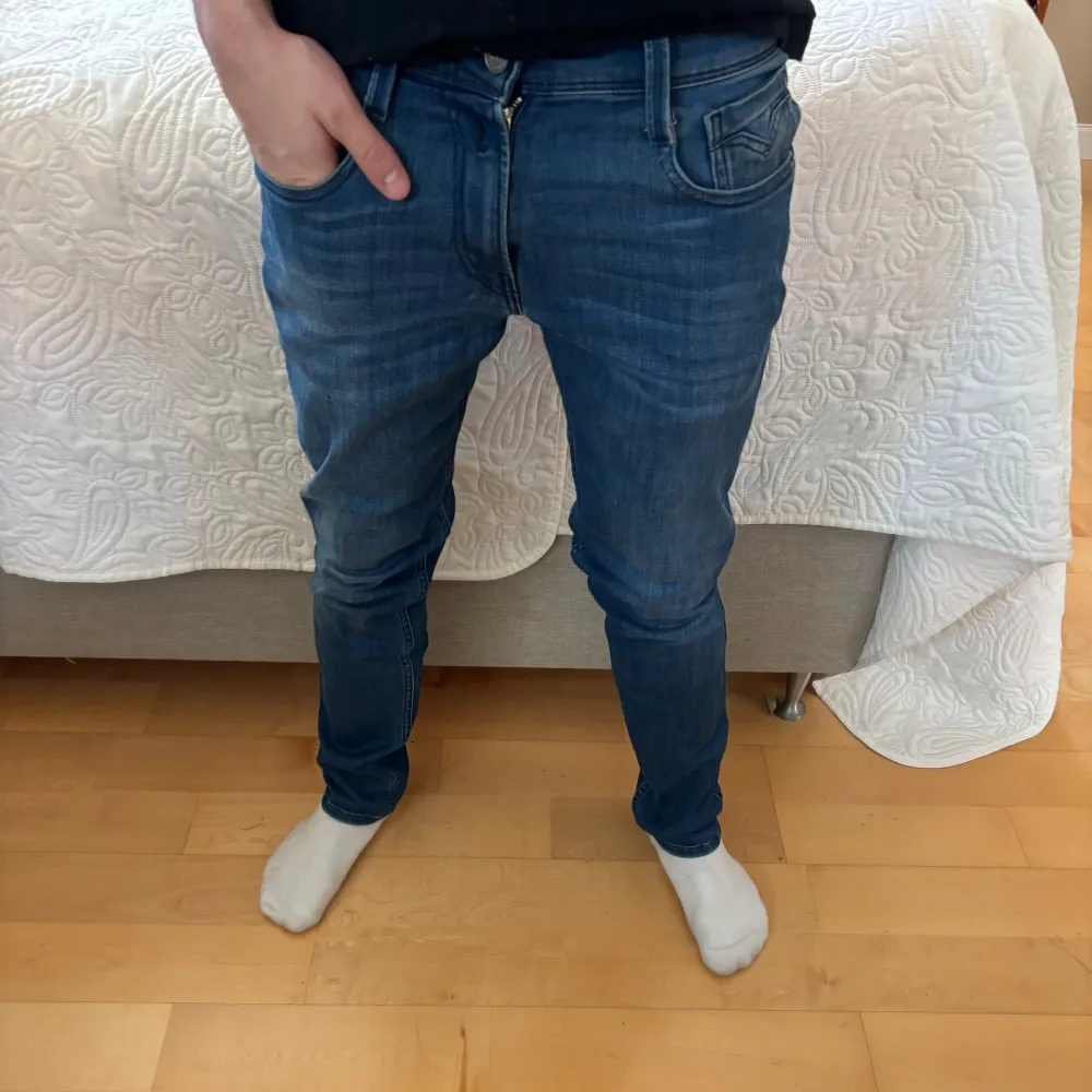 Snygga blå jeans från Replay, modell Anbass med slim fit. Dem har ett bra skick även fast dem använts ett tag. Storlek är 28/32. Bara att skriva vid frågor!. Farkut & Housut.