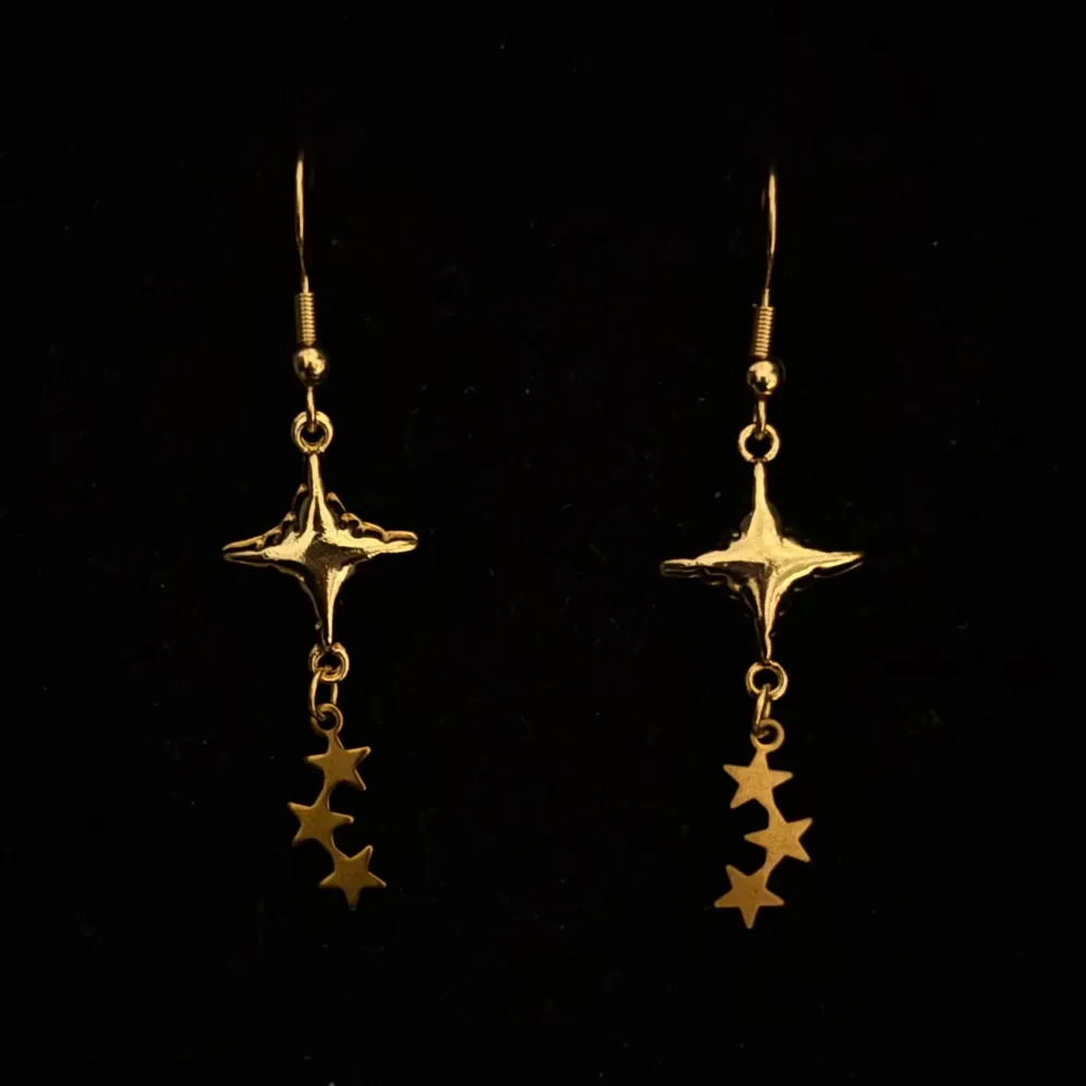Handgjorda och unika guldörhängen 🤩 Öronhängerna är nickelfria och guldpläterade i kirurgiskt stål, resterande av örhänget är i rostfritt stål (ej guldpläterat) 💕🙏 4.5 cm långa. Alla köp görs via ”KÖP NU” knappen. 💐. Asusteet.