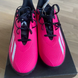 Rosa fotbollsskor från Adidas - Snygga rosa Adidas X Speedportal. Perfekt för konstgräs och grus