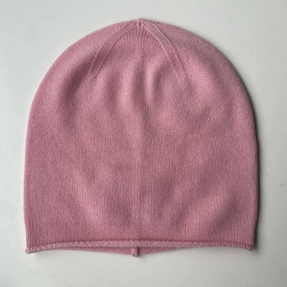 Mitt uf företag som säljer tunna mössor med rullade kanter perfekt till våren! Med dess 30% Kashmir och 70% merino ull håller den dig perfekt varm utan att bli för varma. Finns i begränsad mängd så passa på!💗💗. Muu.