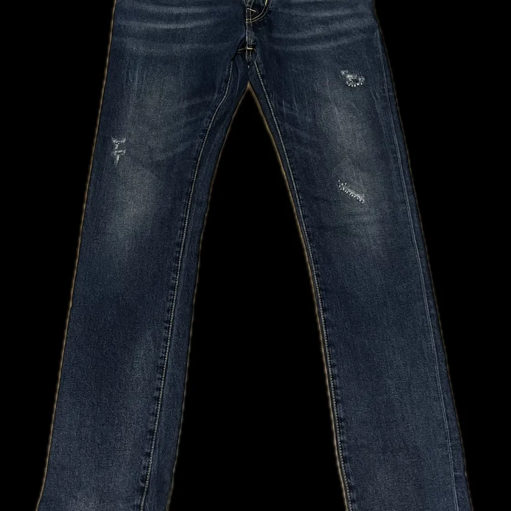 Snygga mörkblå jeans från Jacob Cohen med slitna detaljer och en klassisk femficksdesign. De har en knappgylf och en rak passform som ger en tidlös look. Perfekta för en avslappnad stil.. Farkut & Housut.