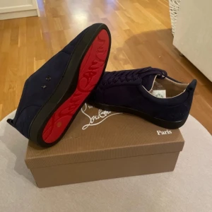 Mörkblåa Christian Louboutin  - Mörkblåa Christian Louboutin med röda sulan. Helt oanvända och nya.
