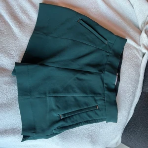 Mörkgröna kosymshorts med hög midja - Snygga mörkgröna shorts med hög midja och stilrena detaljer.