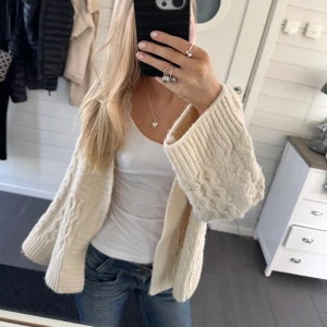 Beige stickad kofta💖💖 - Mysig beige stickad kofta med kabelstickat mönster. Koftan har långa ärmar och ribbade muddar. Perfekt för kyliga dagar.