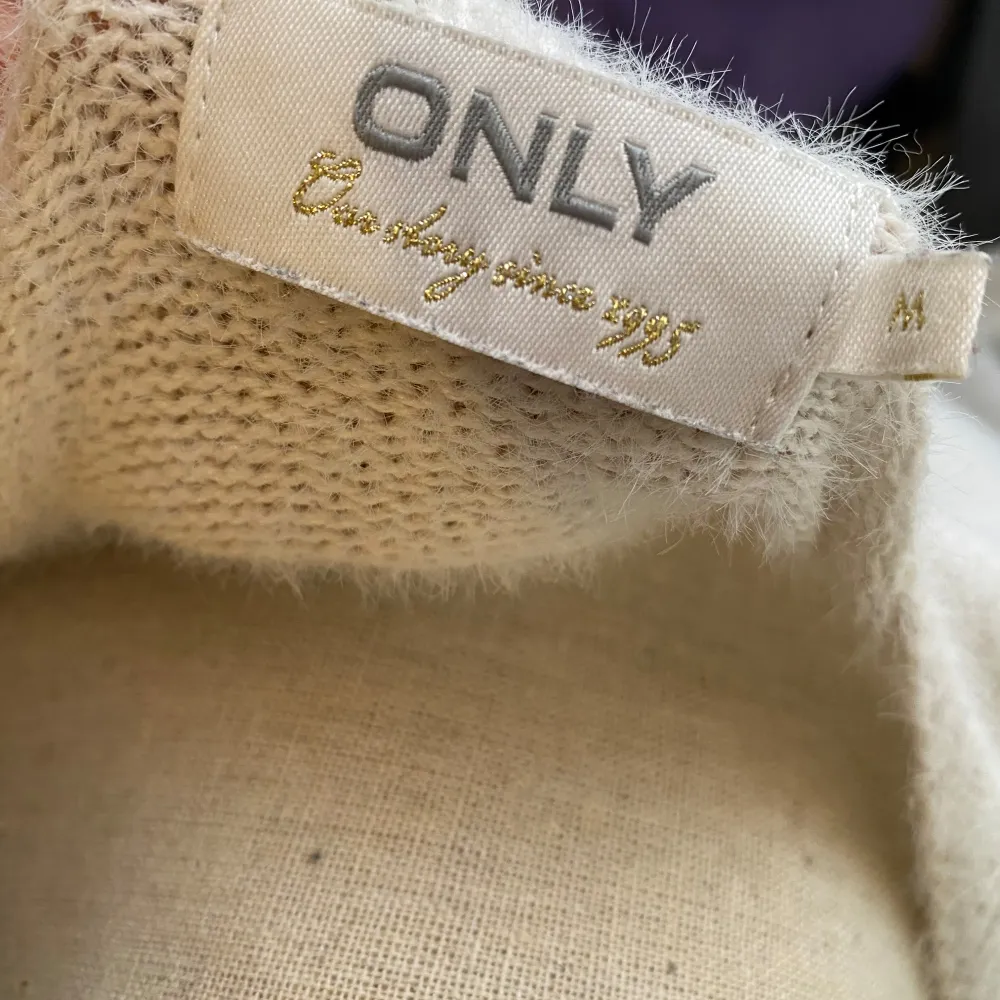 Säljer en stilren vit stickad tröja från ONLY. Tröjan har en mjuk och bekväm känsla med långa ärmar och en klassisk passform. Perfekt för kyligare dagar. 🧶. Neuleet.