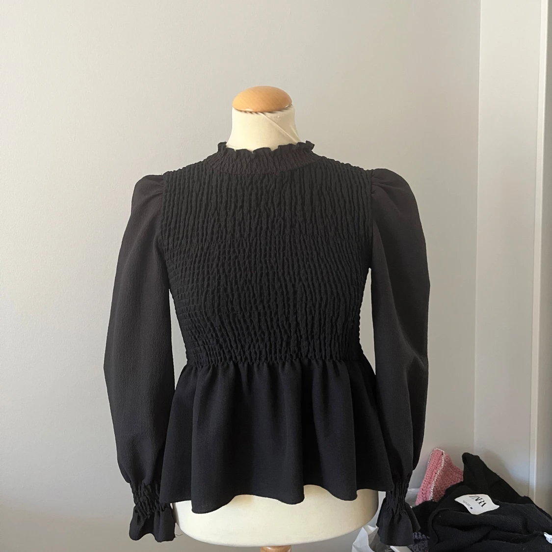 Svart blus med smockdetaljer