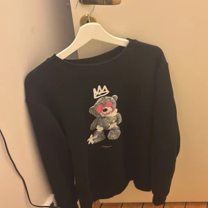 Closure London tröja - Svart tröja med tryck från Closure London. Den är i ett mycket bra skick och sitter som en perfekt storlek M. Nypris ungefär 500kr