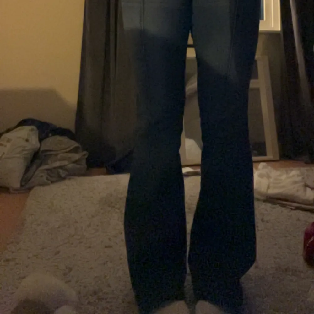säljer supersnygga blåa lågmidjade bootcut jeans från Nelly med dubbla knappar. säljer pga att dem inte kommer till användning, endast använda 3-4 ggr. köpte nya för 699kr, pris är diskuterbart. skriv gärna vid frågor🩷. Farkut & Housut.