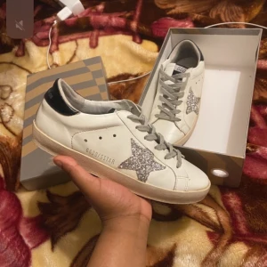 Golden goose - INTRESEKOLL!!hej jag hade velat byta mina golden gosse mot isabell markant skor endast kan skicka mer bilder om ni är intresserade 🩷