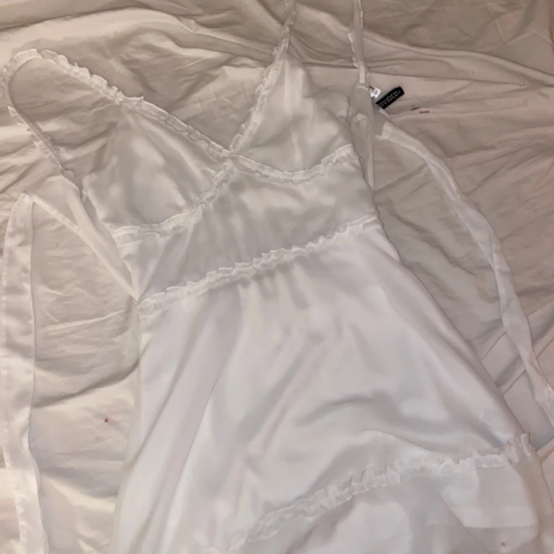 Vit klänning med spetsdetaljer - 1