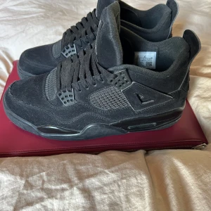 Jordan 4 Black cats - Replika. Använda ett par fåtal gånger men ändå väldigt bra skick. Skorna är i storlek 43. Crease skydd ingår. Priset kan diskuteras. Du som köper står för fraktkostnaden. Hör av dig vid frågor eller intresse 