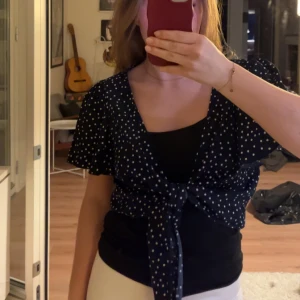 Prickig blus - Kort prickig blus med knyt i mitten, mörkblå med vita prickar, strl M från shein 💙