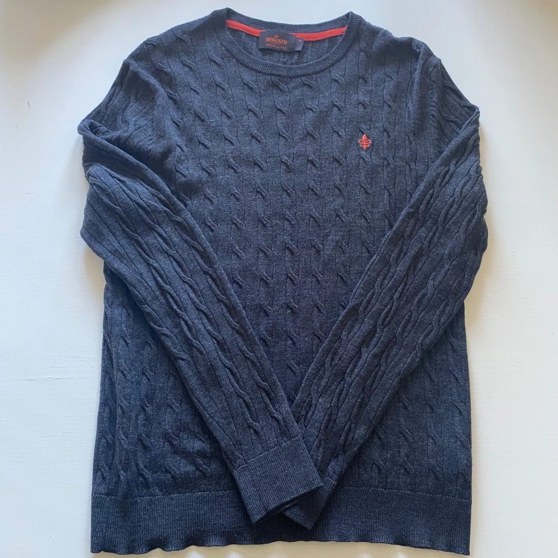Mörkgrå kabelstickad tröja från Morris