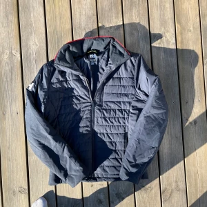 Helly Hansen vårjacka - Snygg jacka som passar till hösten. Nypris ligger på 2000kr. Inga defekter. Endast använd i våras, säljer för att den har blivit för liten. 