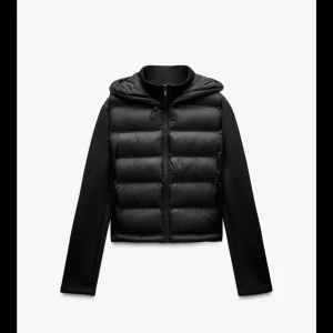 Svart vårjacka - Snygg svart jacka. Helt ny med prislapp från Zara. Den är i storlek M men då jag brukar ha S och den var för liten för mig så skulle jag säga att den passar någon som  har XS/S i storlek 