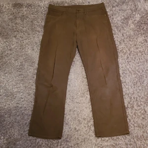 Bruna manchesterbyxor från Vailent - Snygga bruna manchesterbyxor från Vailent med klassisk femficksdesign. Byxorna har en rak passform och är perfekta för en stilren look. Tillverkade i mjukt manchestertyg som ger en skön känsla.