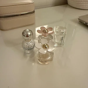 Små parfymer  - Fyra olika parfymer med en super god doft.🩷använd få tal gånger. 