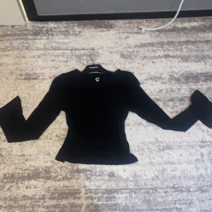 Svart långärmad tröja från Cubus - Säljer en stilren svart långärmad tröja från Cubus. Perfekt för en enkel och bekväm look. Tröjan har en normal passform och är tillverkad i ett mjukt material ( aldrig använt).