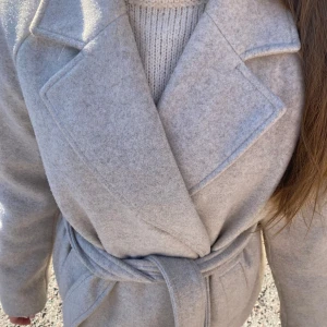 Kappa från vero moda - Jag köpte min här på Plick har använt fåtal gånger sen jag köpte den. Skriv till mig ifall du vill ha fler bilder så fixar jag de.