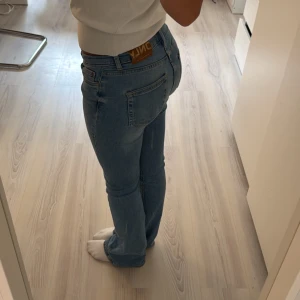 Blåa lowwaist jeans - Blå mid-lowwaist jeans från only med en klassisk bootcut design. 