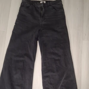 Svarta jeansbyxor från Lindex - Svarta jeansbyxor från Lindex med en wide  design. Byxorna har en rak passform och är perfekta för en vardag. De har fickor både fram och bak samt en dragkedja i gylfen. Säljer för att de inte passar. De är i bra skick.