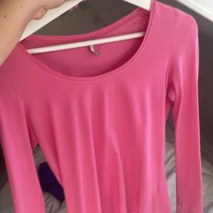 Rosa långärmad topp från Part Two - Säljer en snygg rosa långärmad topp från Part Two. Knappt använd, super fin och så söt till våren 🌸💐 