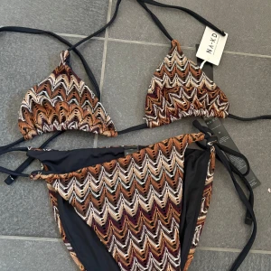 Mönstrad bikini från NAKD - Superfin bikini från NAKD, i storleken s( nederdelen) M i överdelen, skulle säga att både är ganska stora i storlek. 