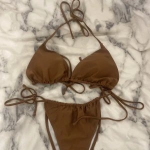 Brun bikini med knytband - Snygg brun bikini med knytband i både över- och underdel. Helt oanvänd, storlek 0XL men passar M 