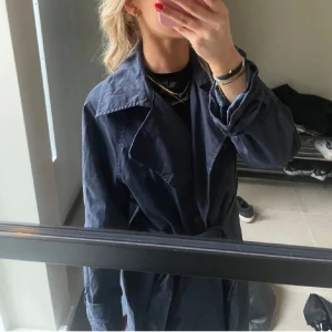 Trenchcoat  - Superfin trenchcoat från mango, aldrig använd, endast legat ihopvikt därav lite skrynklig (försvinner självklart när den vart upphängd)    Nypris 1199!
