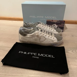 Philippe model (Helt nya) - Säljer dessa Philippe modell som är helt oanvända| Storleken är 46 men dom sitter mindre| Box och kort tillkommer skriv om du är intresserad|