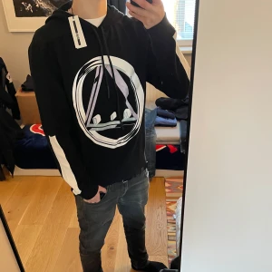Alexander McQueen hoodie - Helt ny svart hoodie från Alexander McQueen med lappen kvar. Skriv vid frågor eller funderingar✌️💯