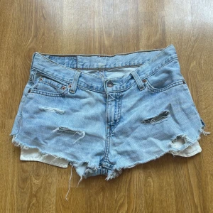 Levis lågmidjade shorts - Sååå snygga shorts som är lågmidjade från Levis! Perfekt till sommaren❤️