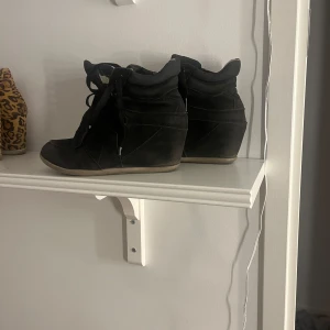 Svarta sneakers med kilklack - Snygga svarta sneakers med kilklack och snörning. Perfekta för en stilren look med en twist. De har en diskret design som passar till många olika outfits. Använd INTE köp utan skrov vid intresse🌸