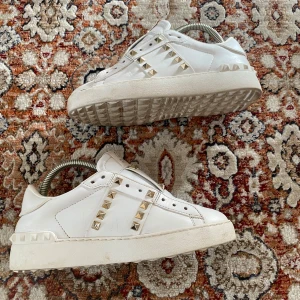 Valentino skor - Hej! Säljer nu mina skor från märket Valentino , storlek 36, bra skick skosnören saknas. Givetvis äkta, Tveka inte på att höra av dig om du har frågor eller funderingar kring skorna!