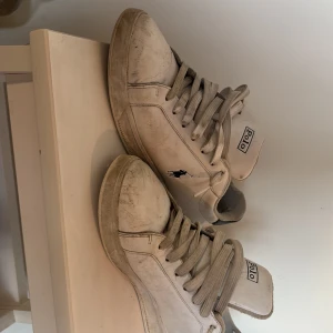 Vita sneakers från Polo - Polo sneakers pris diskuteras vid snabb affär dom är bra skick och tvättar man bara upp dom ser dom ut som nya 