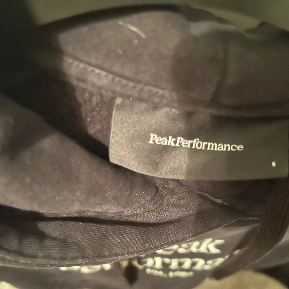 Svart hoodie från Peak Performance - 4