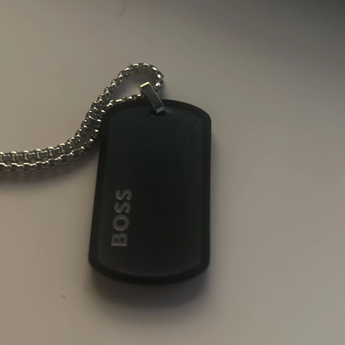 Svart halsband med bricka från Boss - 2