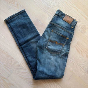 Nudie ”Thin Finn” Jeans med snygg wash - Ett par tvärfeta nudie jeans i modellen ”thin finn” med galet snygg wash. Jeansen sitter med slim fit och är i storlek 27/32 men passar även 28/32! Skicket är 10/10 inga defekter över huvudtaget. Priset är ej hugget i sten! Nypris på dessa jeans ligger på 1700 vilket gör detta köpet till en helt sjuk deal. Om ni har frågor eller funderingar är det bara att höra av sig!