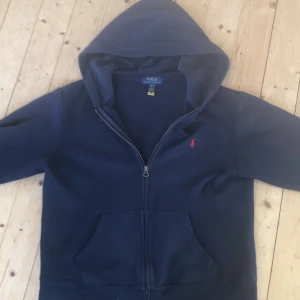 Mörkblå hoodie från Ralph Lauren - Bilderna kan vara lite dåliga för min mobil har gått sönder så använder en gammal med sämre kamera!