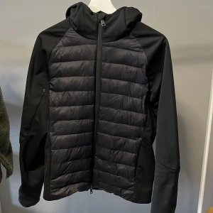  Ralph Lauren Cardigan  - Tjena, säljer nu min fina jacka från Ralph Lauren. Den är i ett riktigt bra skick det enda är lite smutsigt vilket går bort av vatten. Den är i storlek S och passar folk som är runt 170 cm långa. Kan gå ner i pris vid snabb affär! Hör av dig vid minsta frågan😀