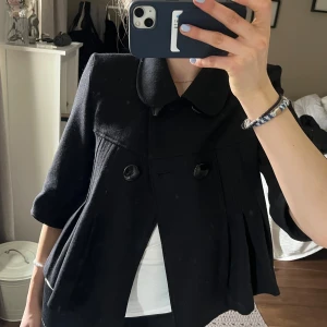 Trekvartsärm jacka - Säljer denna trekvartsärmade jackan, köpte förra året och den har använts cirka 5 gånger eftersom jag har andra liknande. Denna jackan är verkligen perfekt att ha nu till våren. Den är både varm och snygg💞💞💞