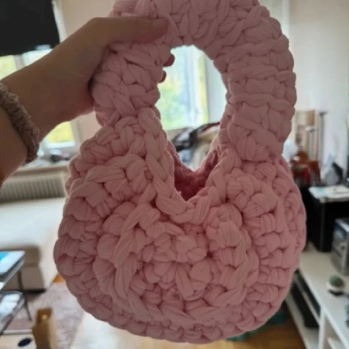 Rosa stickad handväska - 1