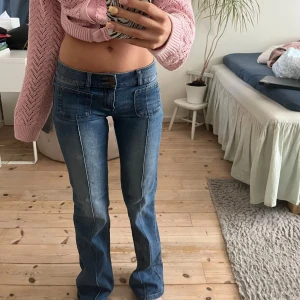 Low waist jeans  - Snygga blå jeans med låg midja och bootcut-stil. Köpta för 699kr och säljer för 300kr, hör av er vid frågor🌸