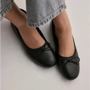 Svarta ballerinaskor - Helt nya svarta ballerinaskor från Nelly. Nypris 299, mitt pris 180kr. Perfekta för sommaren!!🩷