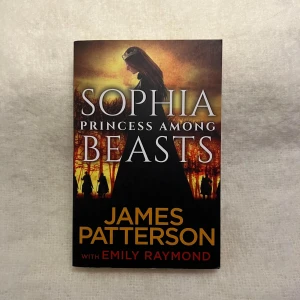 Sophia, Princess Among Beasts - En spännande bok om prinsessan Sophia som navigerar en skrämmande värld fylld av bestar. Hon måste skydda sitt folk och möta faror som hon bara hört om i sagor. Perfekt för dig som älskar fantasy och äventyr.