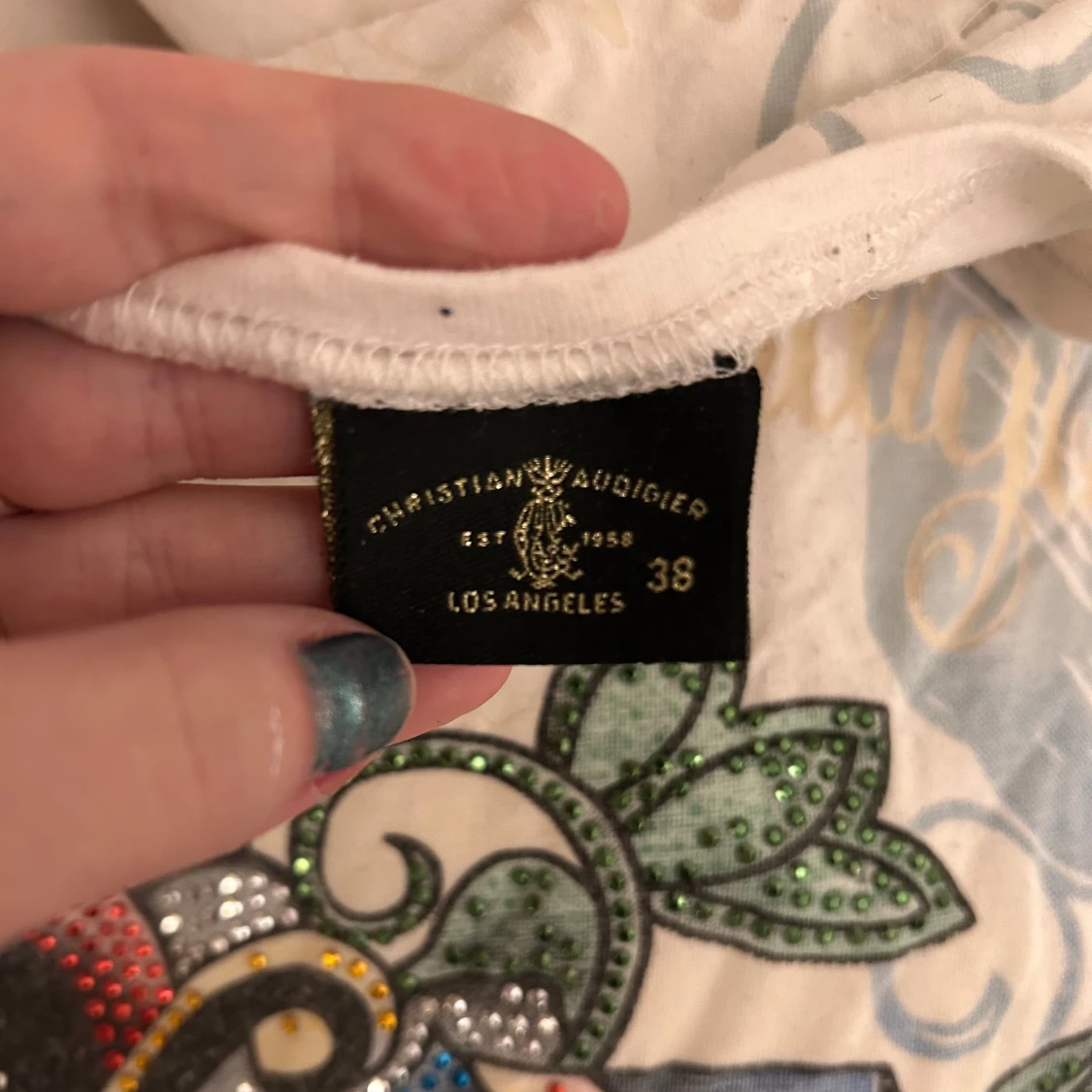 Vit t-shirt med färgglatt tryck från Christian Audigier - 3