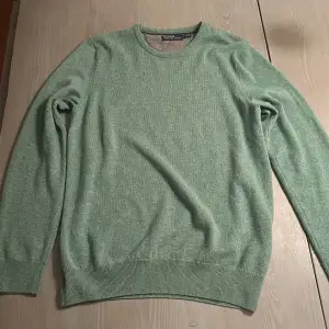 Säljer en stilren grön tröja från Polo Ralph Lauren. Superfint skick, använd fåtal gånger. 100% Ull, riktigt skön. 
